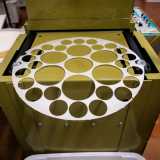 Ma a lavorazione finita qualcosa rimane �in cucina�: tutta la sfoglia bucherellata dalla quale sono state ricavate le piccole ostie. Fogli che una volta spezzettati producono i cosiddetti �ritagli�: minuscoli frammenti bianchi che vengono, come detto, distribuiti ai bambini in cambio di un�offerta (oggi un euro)